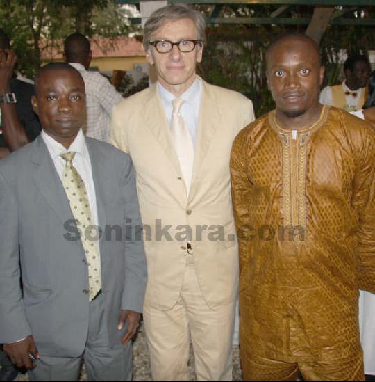 Au milieu, Jean-Christophe RUFIN, ambassadeur de France au Sénégal