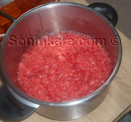 Cuisine: Gastronomie Sonink�: Le sutun bote, un plat ancestral sonink� � base de past�que rouge et de haricot tr�s facile � pr�parer