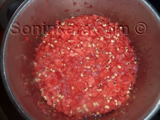 Cuisine: Gastronomie Sonink�: Le sutun bote, un plat ancestral sonink� � base de past�que rouge et de haricot tr�s facile � pr�parer