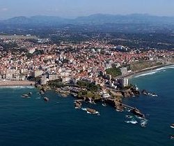 Alors que les s�n�galais vivent d�inondations et de d�lestages : Wade et sa cour font la noce � Biarritz.