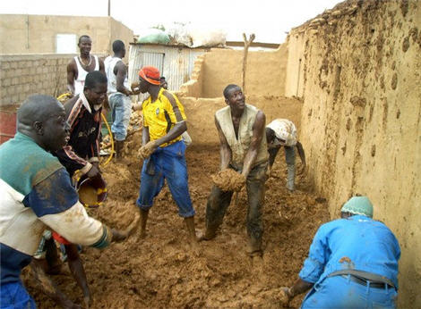 Construction d'une maison en argile � Waound�.