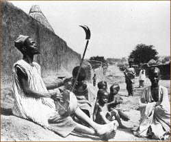 Des troubadours du Moyen Age aux griots africains Des troubadours du Moyen Age aux griots africains
