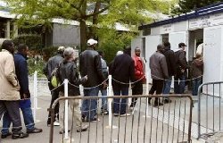 Des sans-papiers attendent de d�poser un dossier de demande de r�gularisation � la pr�fecture de Nanterre, le 23 avril 2008.
