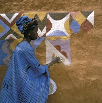 Peinture de femme Sonink� sur une maison construite en argile (Pis�)