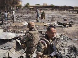 Jean-Yves Le Drian au Mali pour soutenir les soldats français Jean-Yves Le Drian au Mali pour soutenir les soldats français