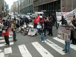 Manifestation devant la r�sidence de l�ambassadeur du S�n�gal � Paris pour demander au Pr�sident Wade de rentrer au pays