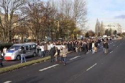 Marche de soutien � la m�moire de Larami (qui est un Sonink�) et Moushin mort suite � la collision de leur mini-moto avec une voiture de police